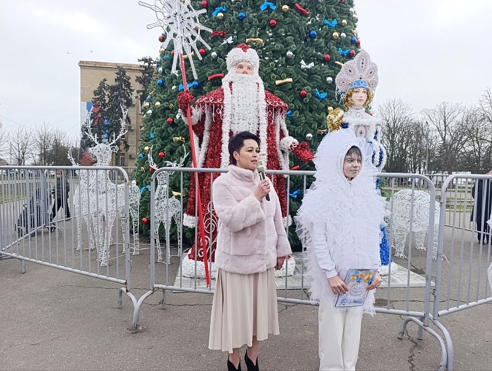 Ель Единства и Творчества в Геническе