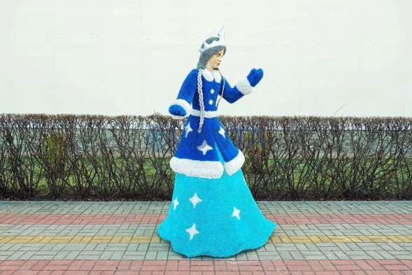 Топиари композиция дед мороз, снегурочка, 3 снеговика — газон Eco