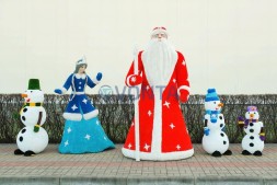 Топиари композиция дед мороз, снегурочка, 3 снеговика — газон Eco
