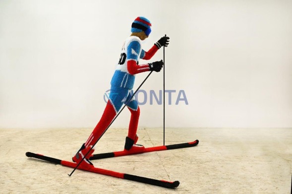 Топиари лыжник, h=200 см — газон Есо