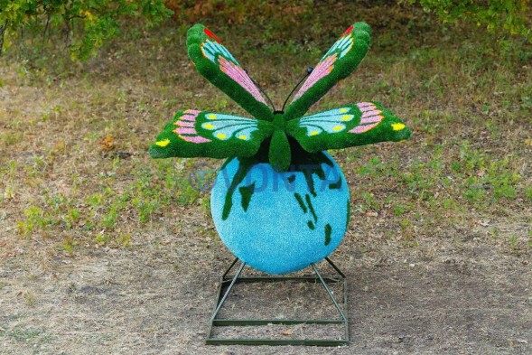 Топиари композиция бабочка на земном шаре — газон Eco