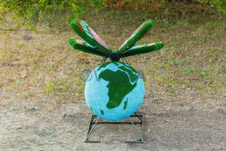 Топиари композиция бабочка на земном шаре — газон Eco