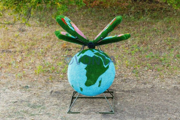 Топиари композиция бабочка на земном шаре — газон Eco