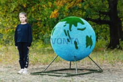 Топиари композиция бабочка на земном шаре — газон Eco