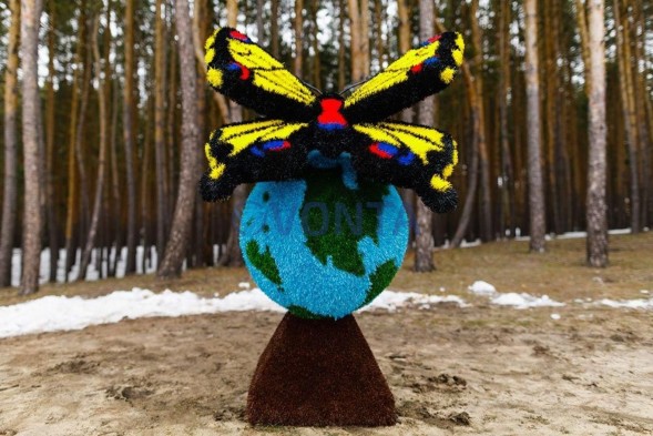Топиари композиция бабочка на земном шаре, малая — газон Eco