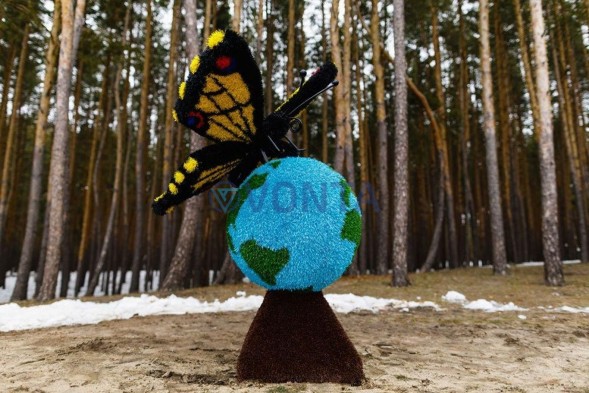 Топиари композиция бабочка на земном шаре, малая — газон Eco