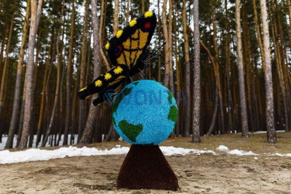 Топиари композиция бабочка на земном шаре, малая — газон Eco