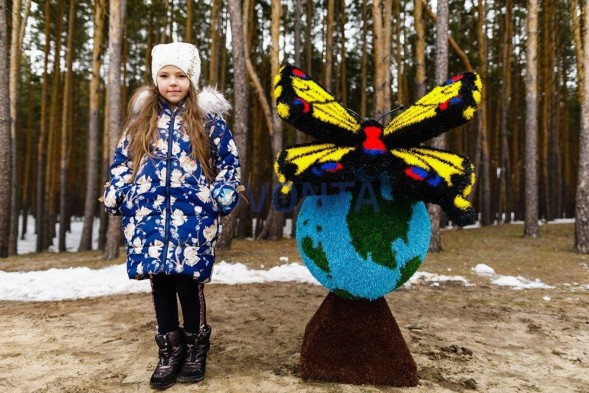 Топиари композиция бабочка на земном шаре, малая — газон Eco