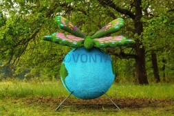 Топиари композиция бабочка на земном шаре №2 — газон Eco + Eco +