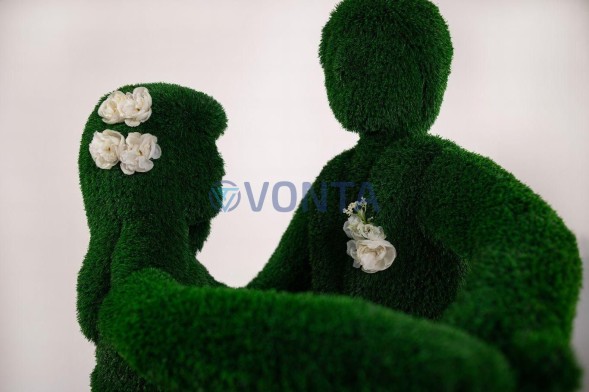 Топиари композиция пара танцует — газон Eco