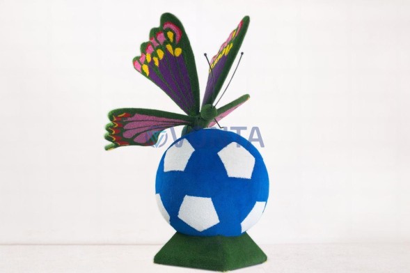 Топиари композиция бабочка на футбольном мяче — газон Есо