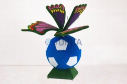 Топиари композиция бабочка на футбольном мяче — газон Есо