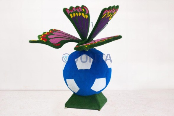 Топиари композиция бабочка на футбольном мяче — газон Есо