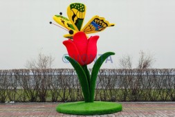 Топиари композиция бабочка на тюльпане — газон Eco