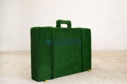 Топиари композиция дама с cобачкой и саквояжем — газон Eco + Deluxe Green