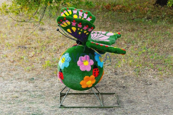 Топиари композиция поляна и глобус с бабочками — газон Eco