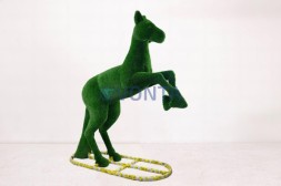 Топиари конь на дыбах, h=290см — газон Deluxe Green