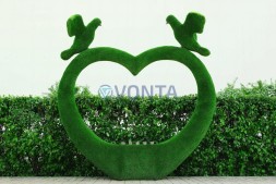 Топиари арка — скамейка с голубями- газон Eco