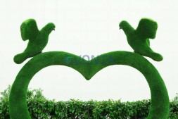 Топиари арка — скамейка с голубями- газон Eco