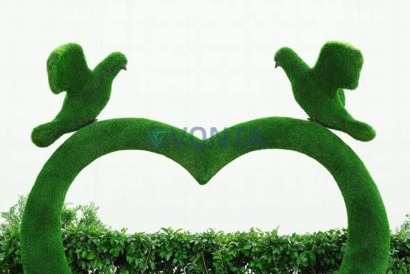 Топиари арка — скамейка с голубями- газон Eco