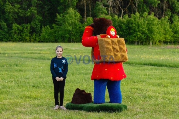 Топиари композиция девочка Мария и медведь Витюша — газон Eco