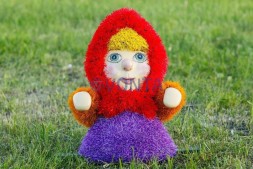 Топиари композиция девочка Мария и медведь Витюша — газон Eco