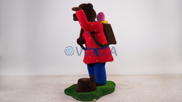 Топиари композиция девочка Мария и медведь Витюша — газон Eco