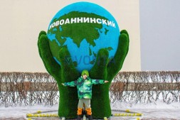 Топиари земной шар в руках, h=300см, модель 3 — Eco +Deluxe