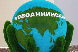 Топиари земной шар в руках, h=300см, модель 3 — Eco +Deluxe