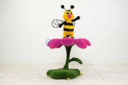 Топиари композиция пчелка на розовом цветке — газон Deluxe+ Eco