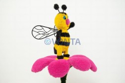 Топиари композиция пчелка на розовом цветке — газон Deluxe+ Eco