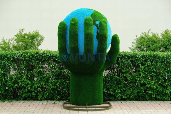 Топиари земной шар в руке — газон Eco