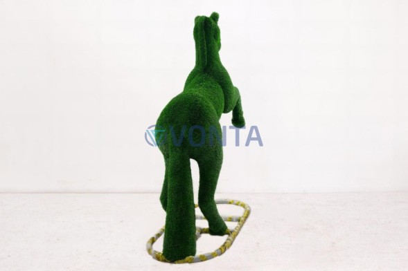 Топиари конь на дыбах — газон Deluxe Green