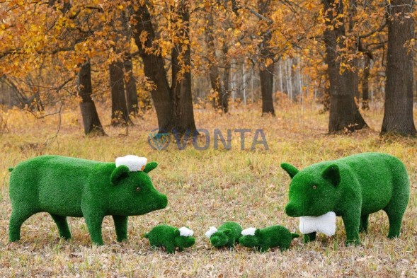 Топиари композиция семья свинок Хрюшевиц — газон Eco