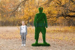 Топиари солдат, ружье поднято — газон Eco + Deluxe