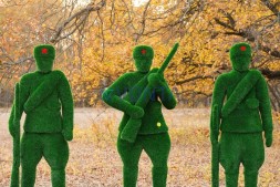Топиари солдат, ружье поднято — газон Eco + Deluxe