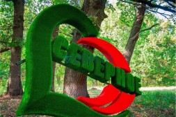 Топиари стела город в сердце, h=330см — газон Eco