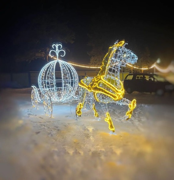 Праздничная фотозона «Карета с лошадью»