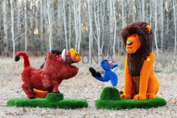 Топиари композиция лев с птичкой, кабан Валери и львенок оранжевый — газон Deluxe + Eco