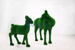 Топиари композиция олени, мама с малышом Севой — газон Deluxe Green