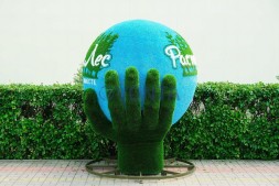 Топиари композиция земной шар в руках, с логотипом, модель 1 — газон Eco +Deluxe
