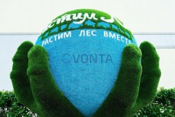 Топиари композиция земной шар в руках, с логотипом, модель 1 — газон Eco +Deluxe