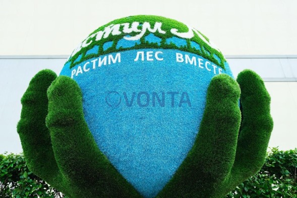 Топиари композиция земной шар в руках, с логотипом, модель 1 — газон Eco +Deluxe