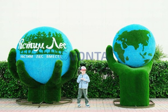 Топиари композиция земной шар в руках, с логотипом, модель 1 — газон Eco +Deluxe