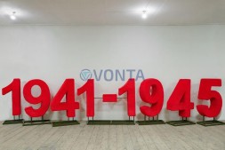 Топиари стела 1941-1945, h=100 см — газон Eco