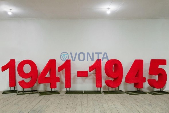 Топиари стела 1941-1945, h=100 см — газон Eco