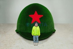 Топиари каска героя Отечества — газон Deluxe