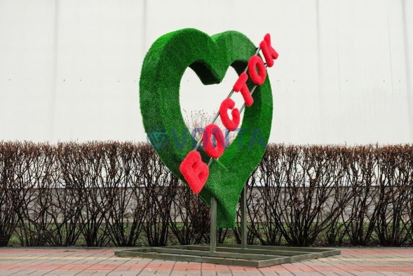 Топиари стела Сердце Восток — газон Eco