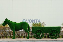 Топиари композиция конь Лари с телегой — газон Eco