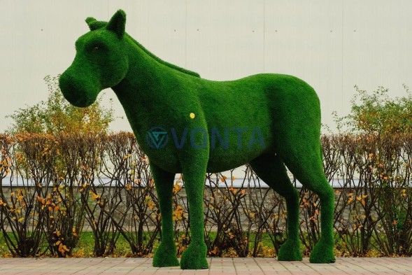 Топиари композиция конь Лари с телегой — газон Eco